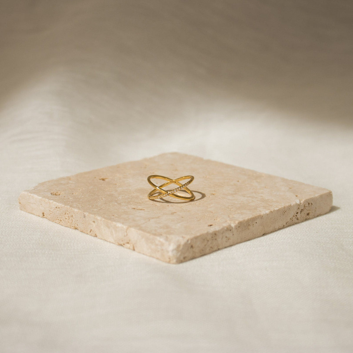 Lena – Hochwertiger Pavé X Ring
