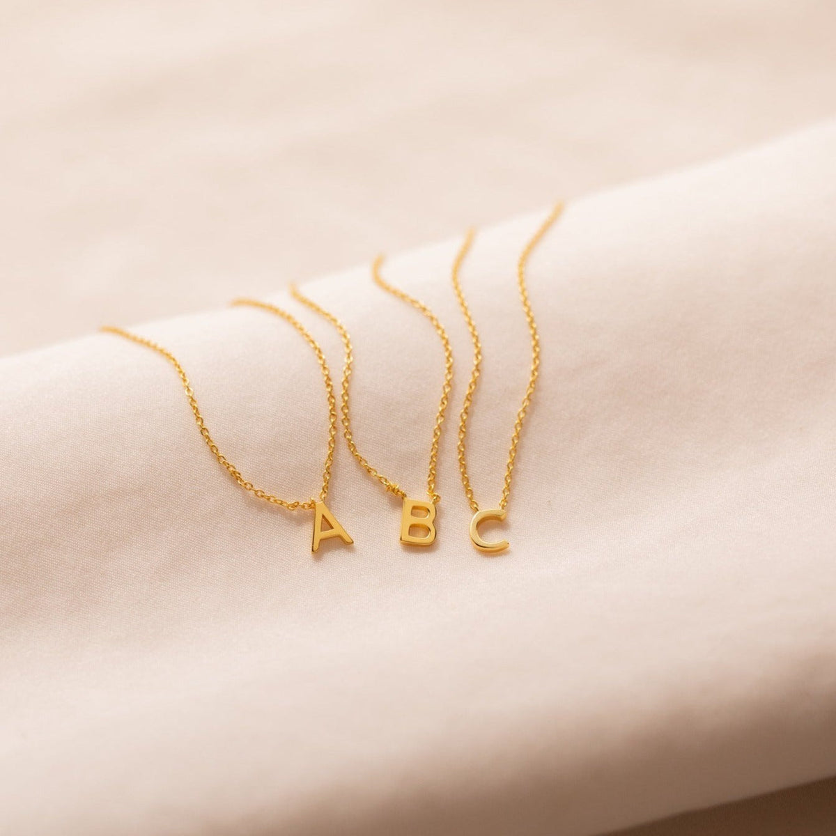 Elegantes Halsband mit Initialen - Modisches Halsband mit Buchstaben