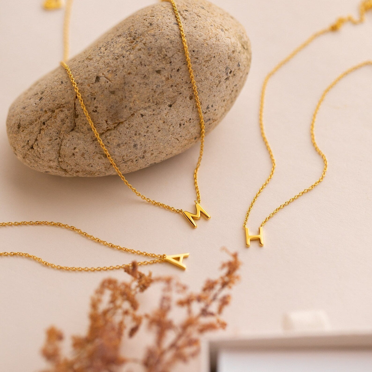 Jasmine – Filigrane Halskette mit personalisiertem Anfangsbuchstaben