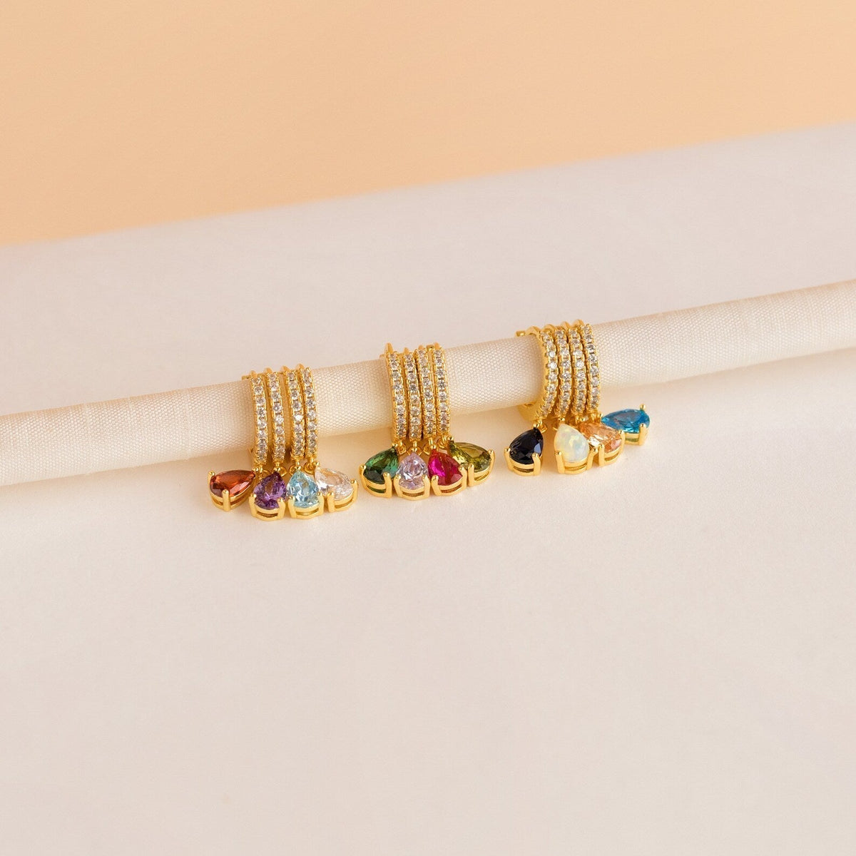 Huggie-Ohrringe mit individuellem Farbdetails - Glitzer-Ohrringe