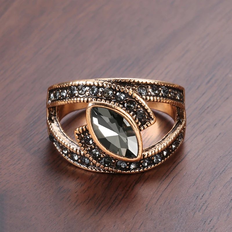 Amena – Eleganter Ring mit schwarzem Akzent