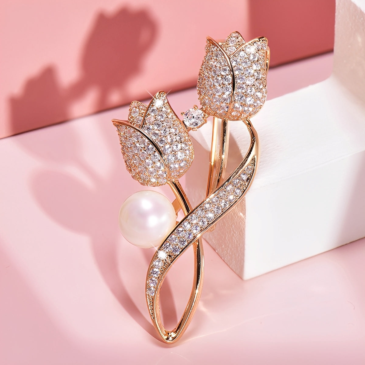 Jackie – Stilvolle Brosche in Tulpenform