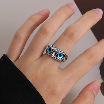 Niva – Verstellbarer Amulett-Ring in Silber mit Opal