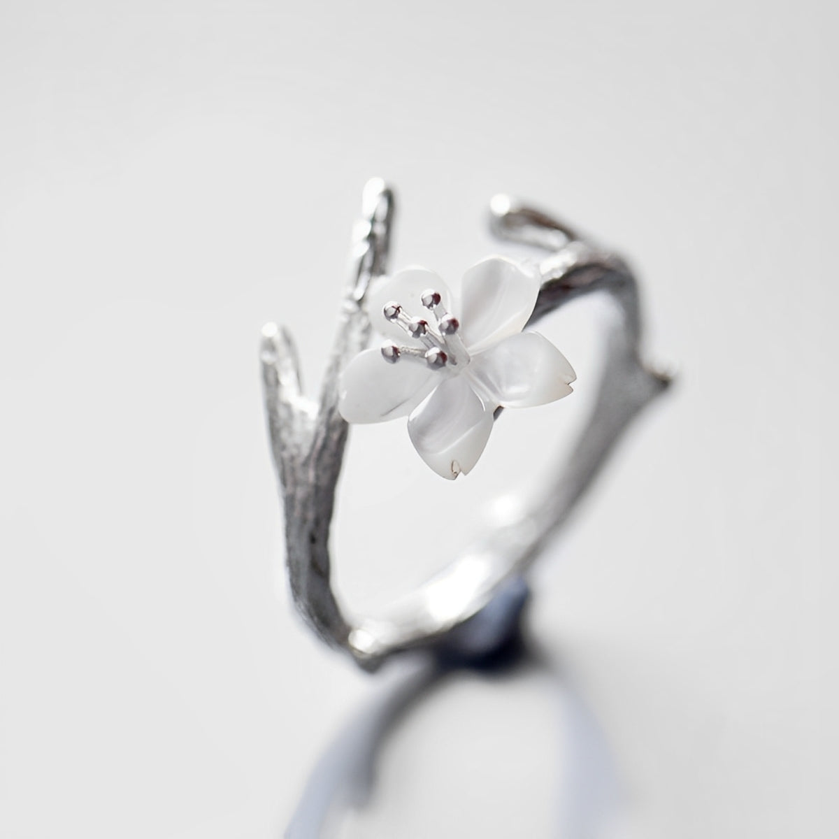 Lilou – Einstellbarer Vintage-Ring mit weißer Blüte