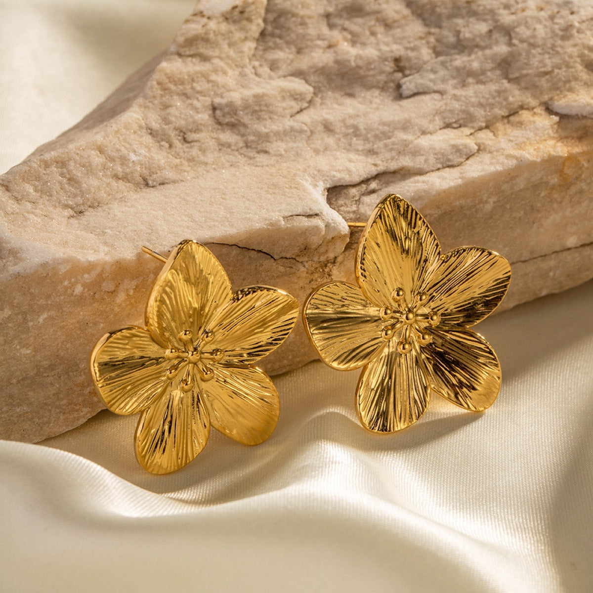 Rianne – Ohrringe in Blumenform aus Gold