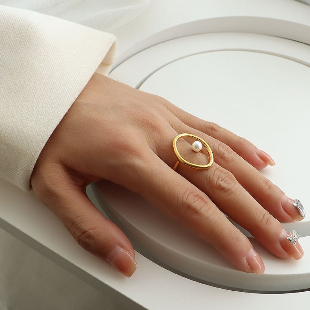 Rana – Goldring mit ovaler Perle aus Süßwasser