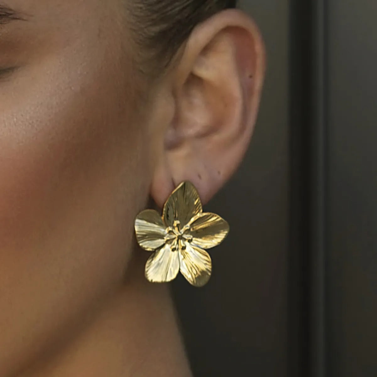 Rianne – Ohrringe in Blumenform aus Gold