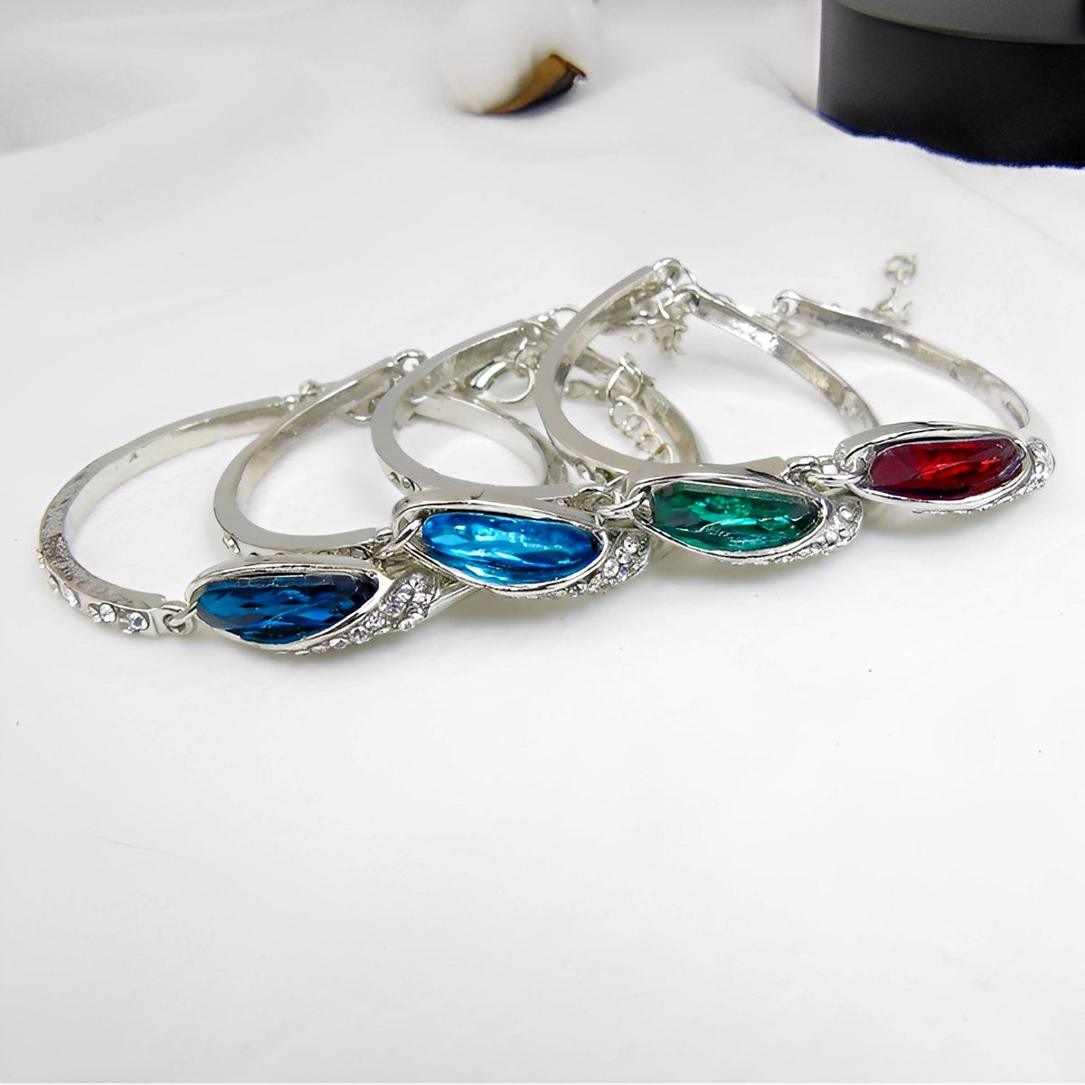 Miku – Elegantes Armband geschmückt mit Saphiren