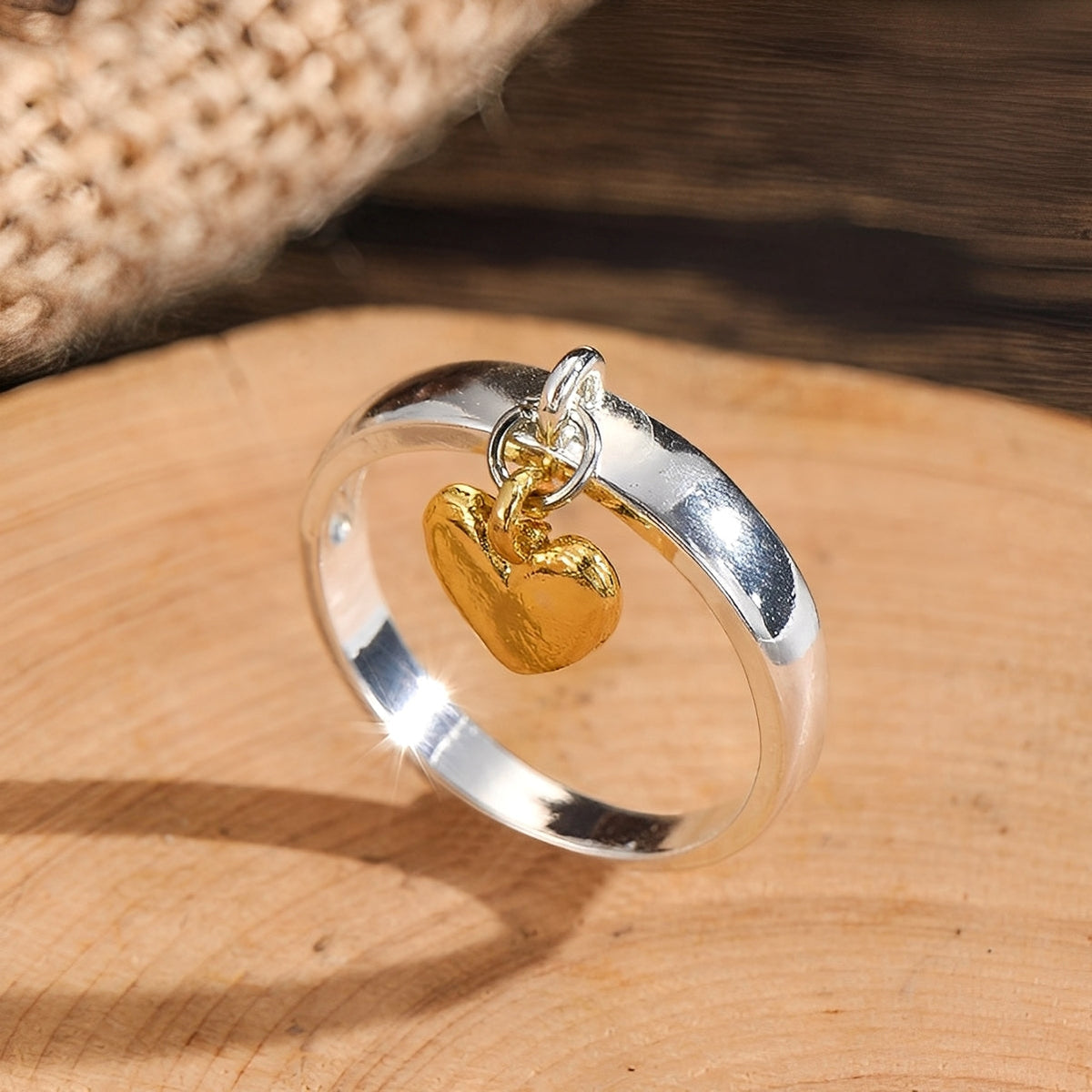 Maelie – Silberring mit einem schwenkbaren Herz im Retro-Stil