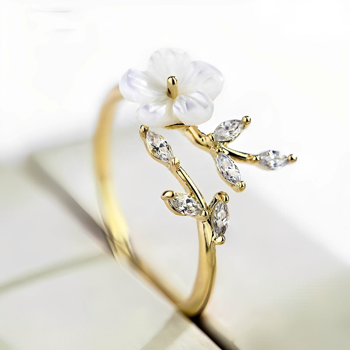 Mayla – Ring mit weißen Blumen