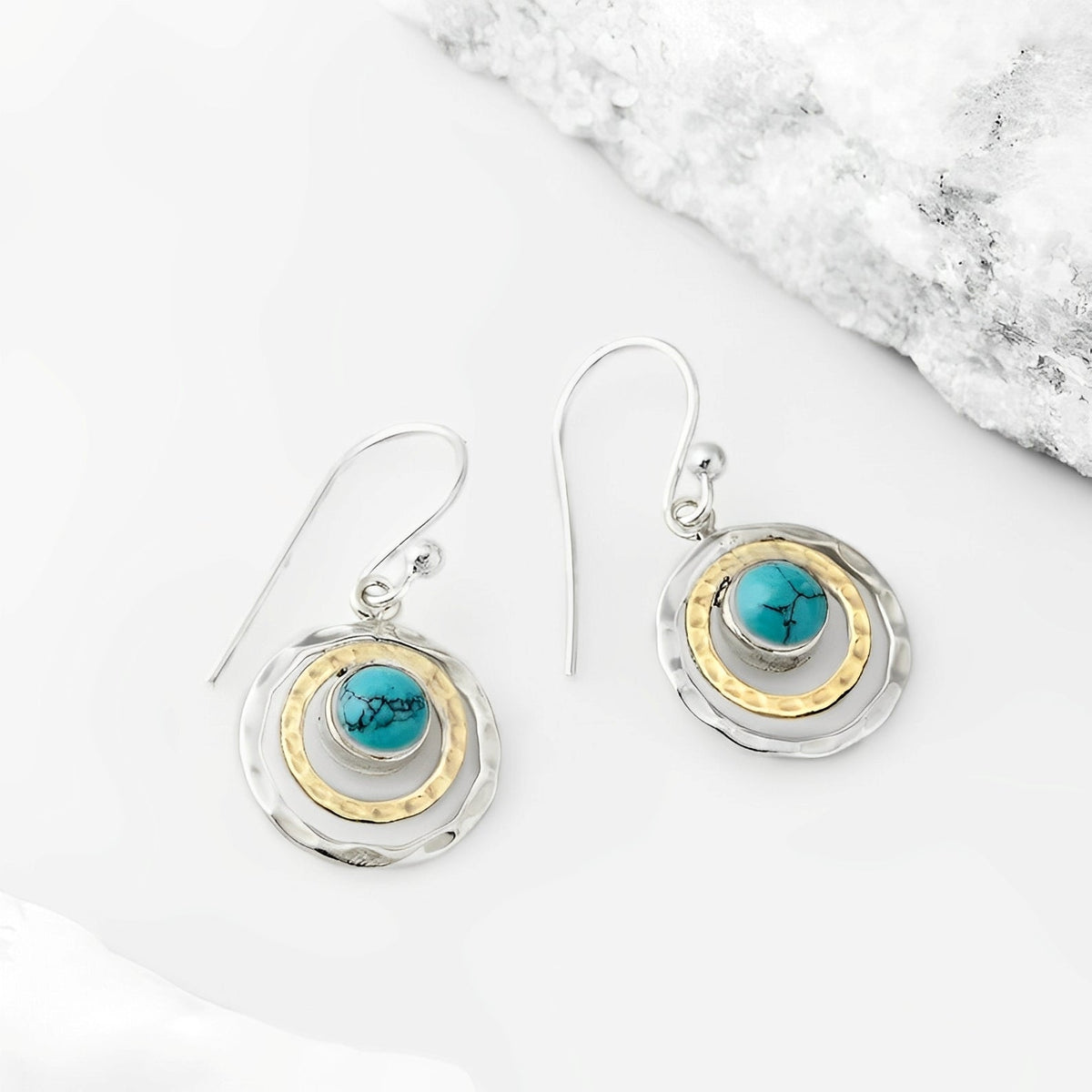 Nayah – Boho Saturn Ohrringe mit Türkisstein, in Silber und Gold hergestellt