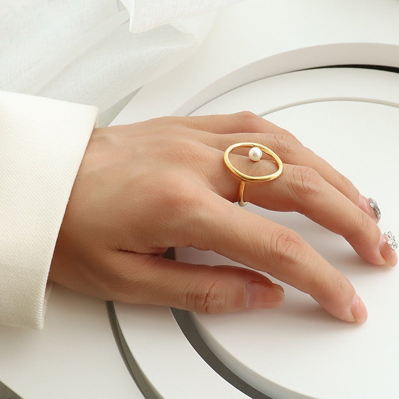 Rana – Goldring mit ovaler Perle aus Süßwasser
