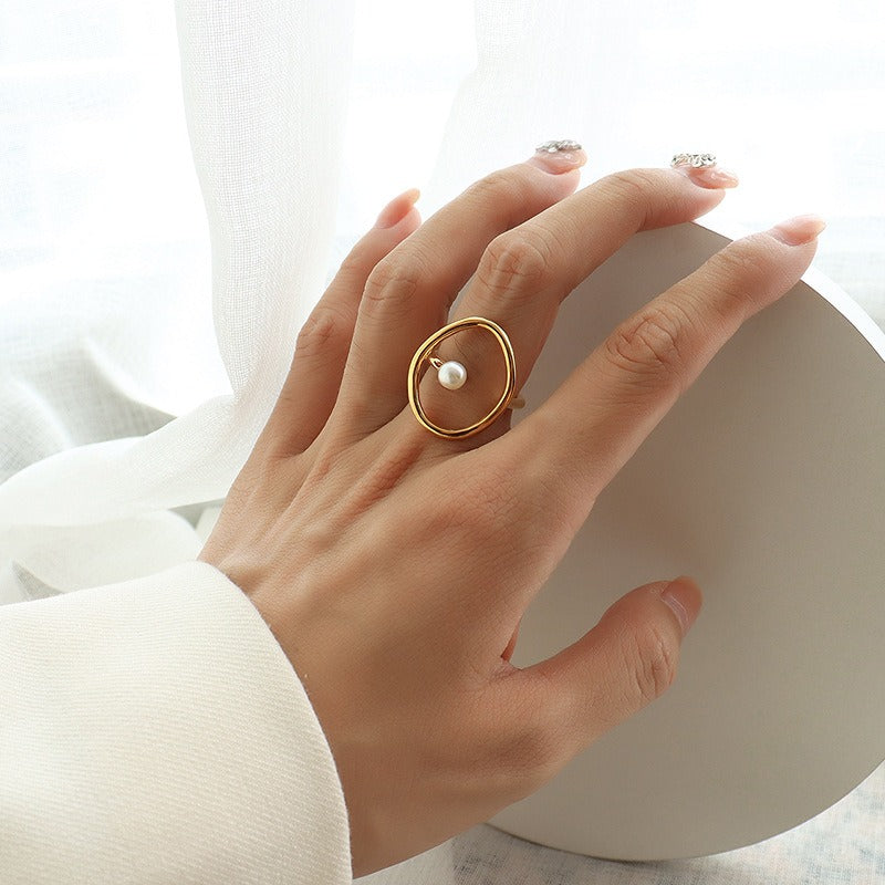 Rana – Goldring mit ovaler Perle aus Süßwasser