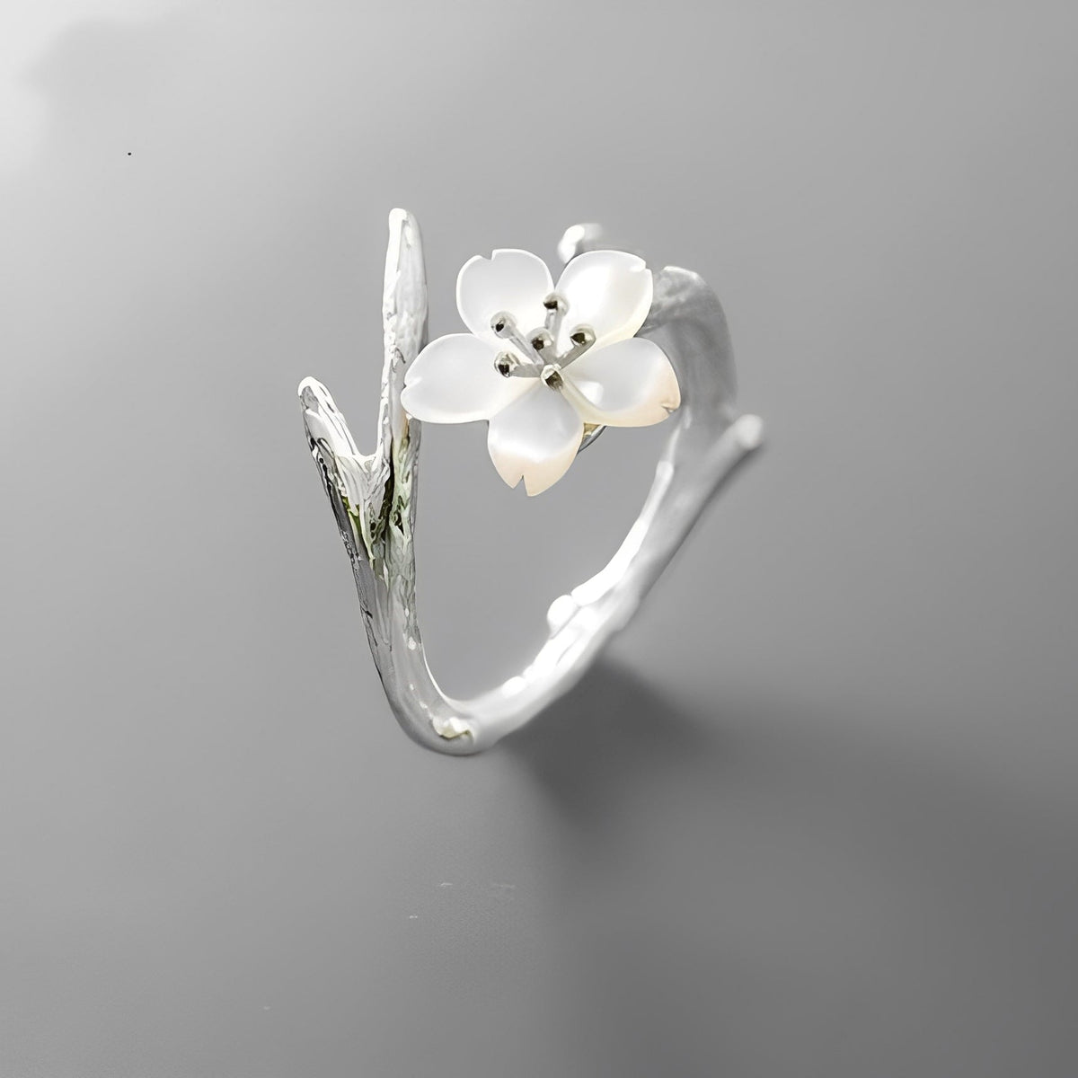 Lilou – Einstellbarer Vintage-Ring mit weißer Blüte