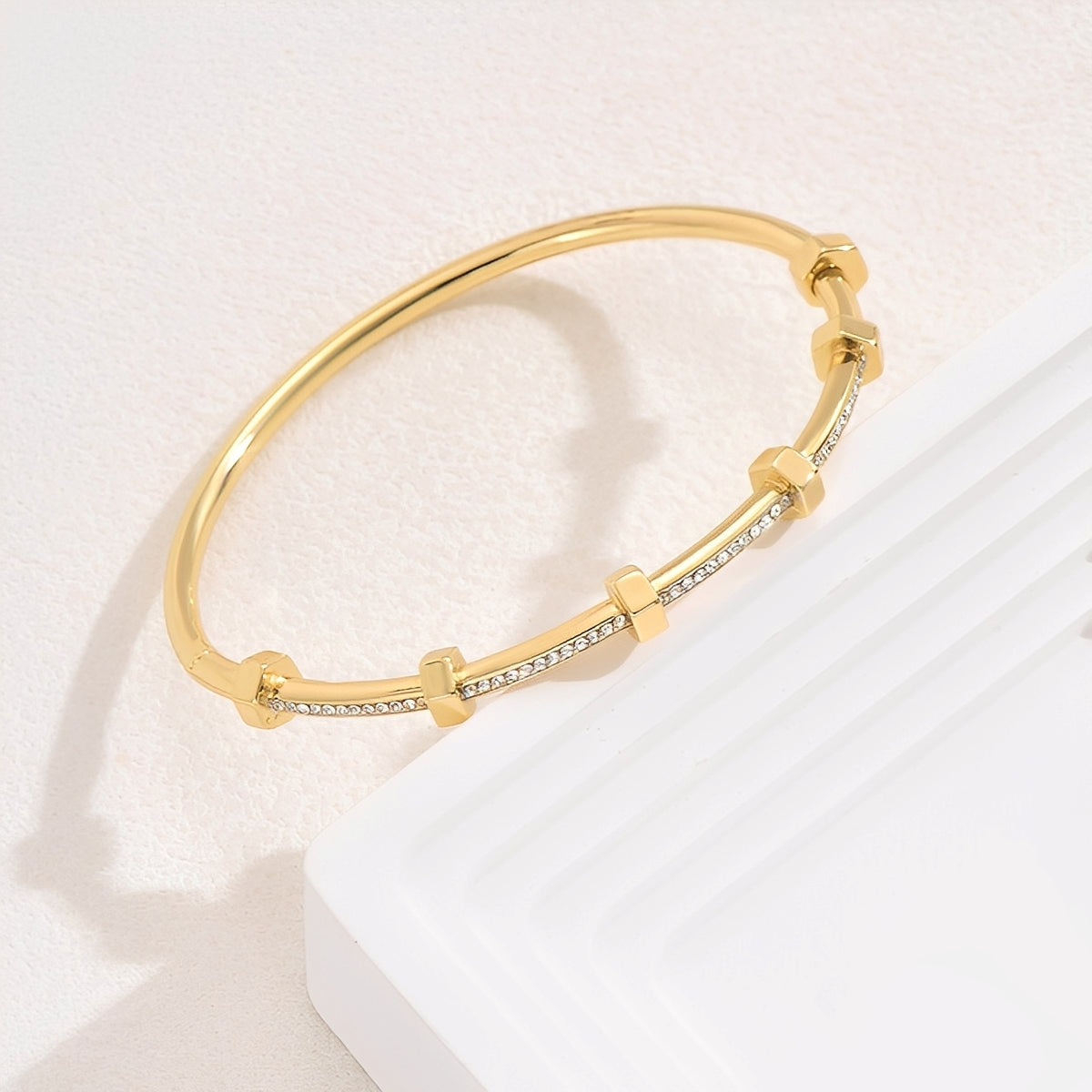 Amy – leuchtendes goldenes Armband