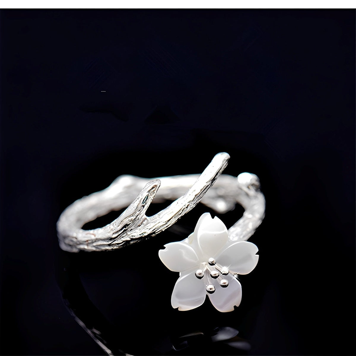 Lilou – Einstellbarer Vintage-Ring mit weißer Blüte