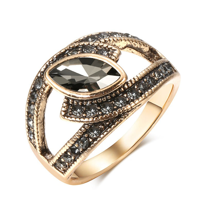 Amena – Eleganter Ring mit schwarzem Akzent