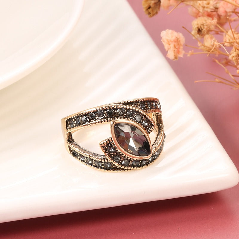 Amena – Eleganter Ring mit schwarzem Akzent