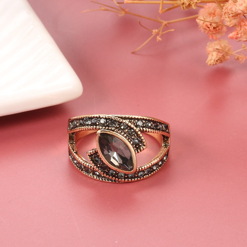 Amena – Eleganter Ring mit schwarzem Akzent