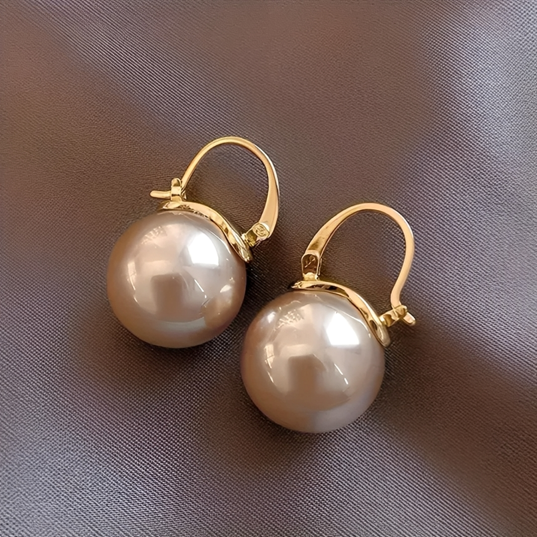 Ariane – Erhabene Ohrringe in Gold und mit Perle