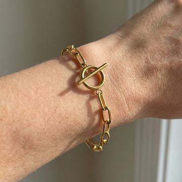 Millie – T-Bar Armband mit rechteckigen goldfarbenen Gliedern