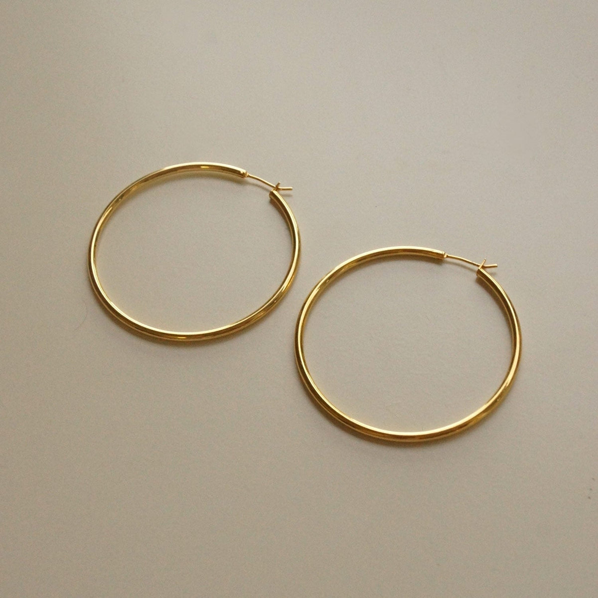 Bella - Große elegante goldene Creolen